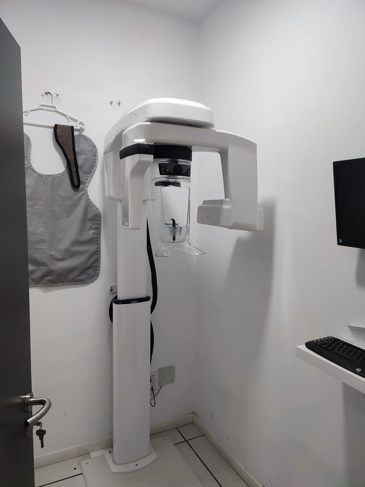 Ortopantomógrafo de la clínica, el equipo con el que se hace la radiografía panorámica